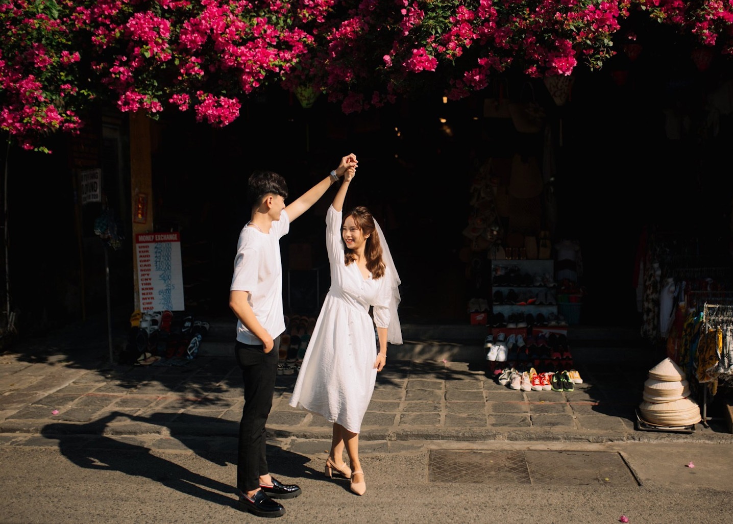 Diện đồ đôi chụp ảnh thơm trán