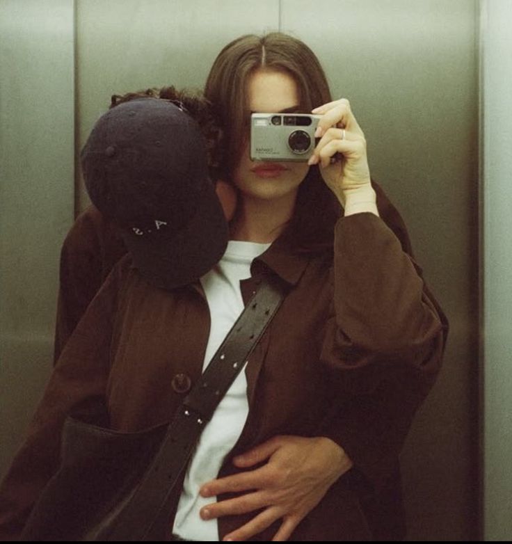 Chụp ảnh giấu mặt khẳng định tình yêu giản dị và bền chặt