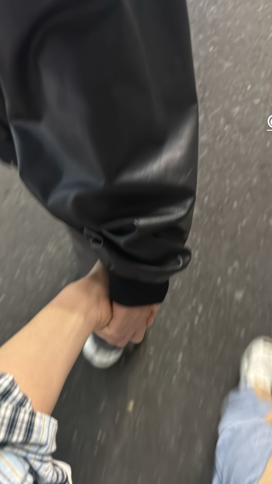 Chụp ảnh với người yêu giấu mặt tạo nên phong cách độc đáo