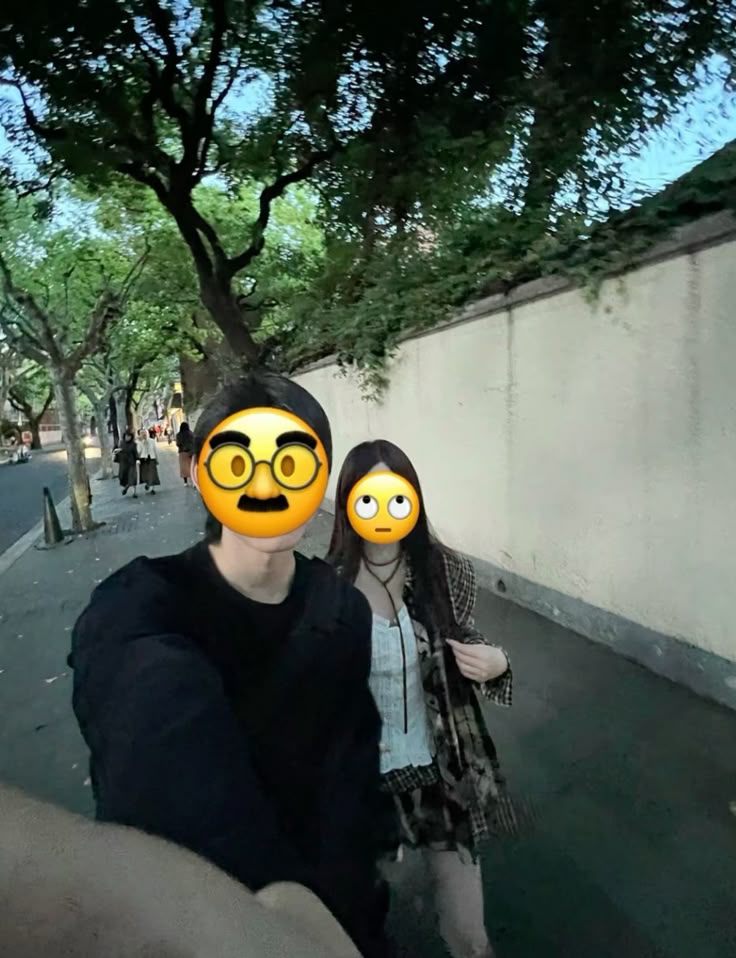 Ảnh chụp bóng cặp đôi đơn giản nhưng để lại nhiều cảm xúc