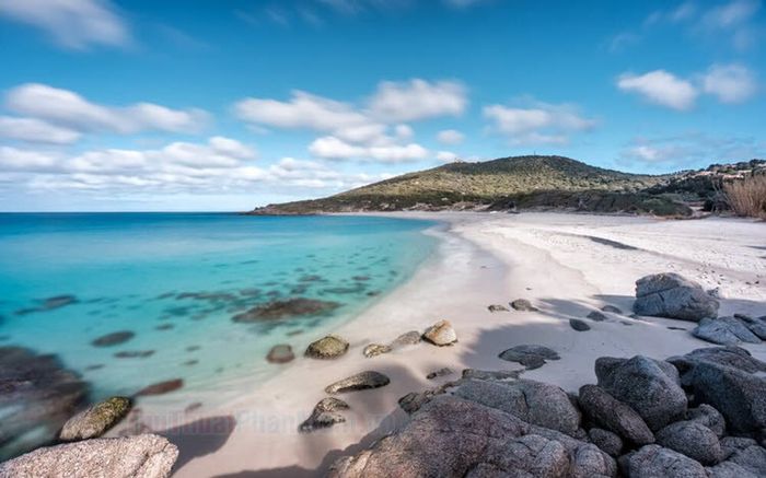 Hình ảnh biển đẹp nhưng chất chứa nỗi buồn, gợi lên những tâm trạng sâu lắng và cảm giác cô đơn khó tả.