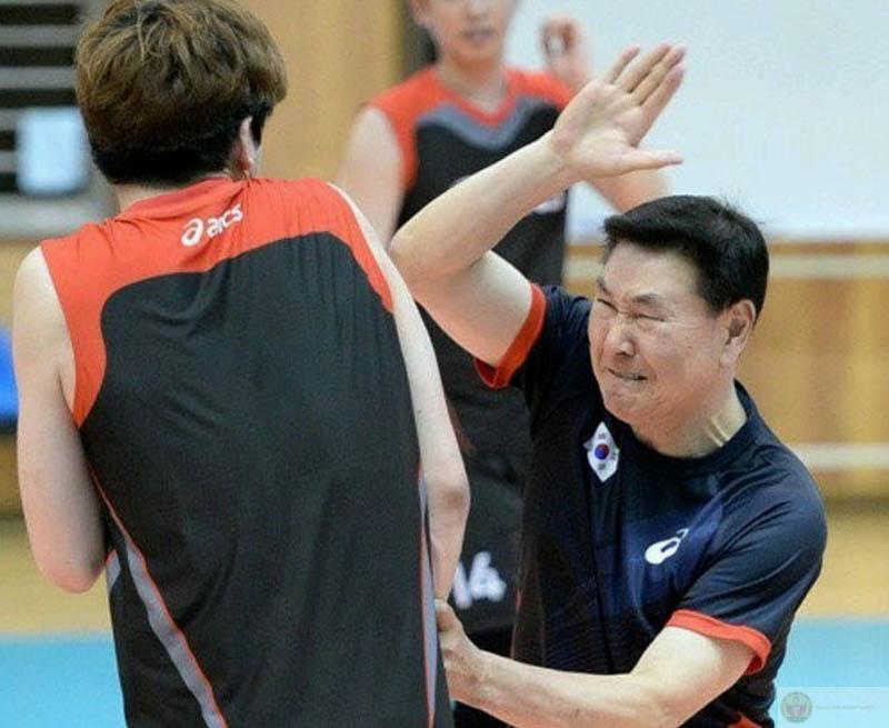 Meme đánh vào lưng