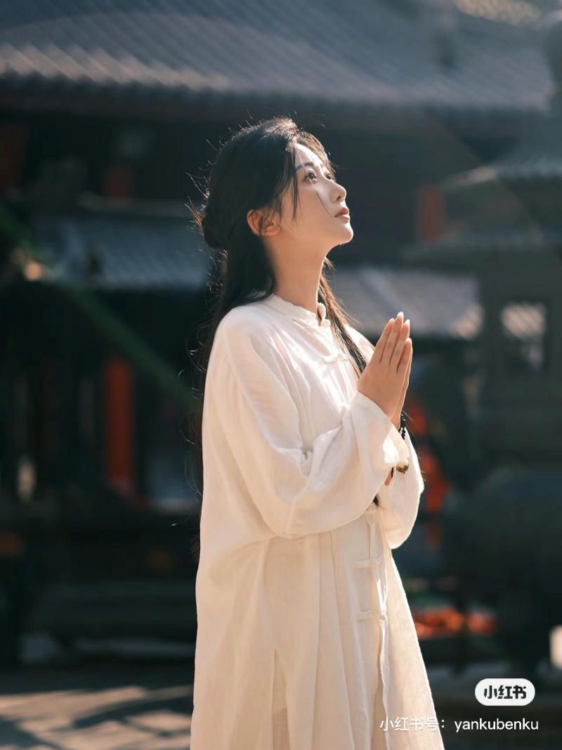 Tạo dáng chụp ảnh ở chùa