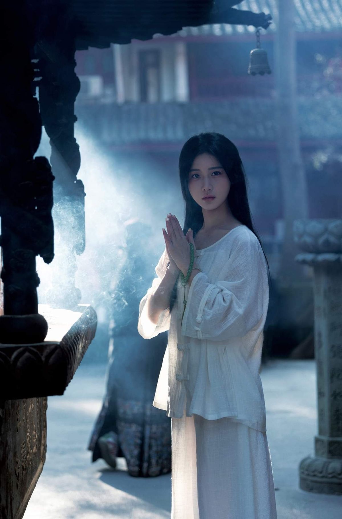 Chụp ảnh ở chùa trong không khí trang nghiêm