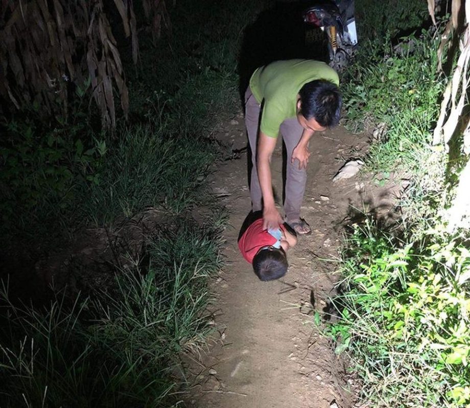 Xót xa hình ảnh cháu bé nằm co ro ngủ giữa đường trong đêm tối