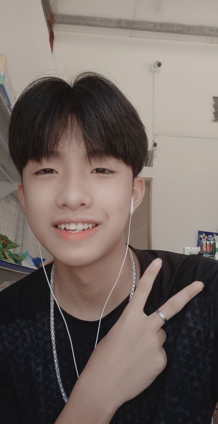 Ảnh trai đẹp 17 tuổi Việt Nam luôn nổi bật nhờ sự tươi trẻ và giản dị của tuổi học trò