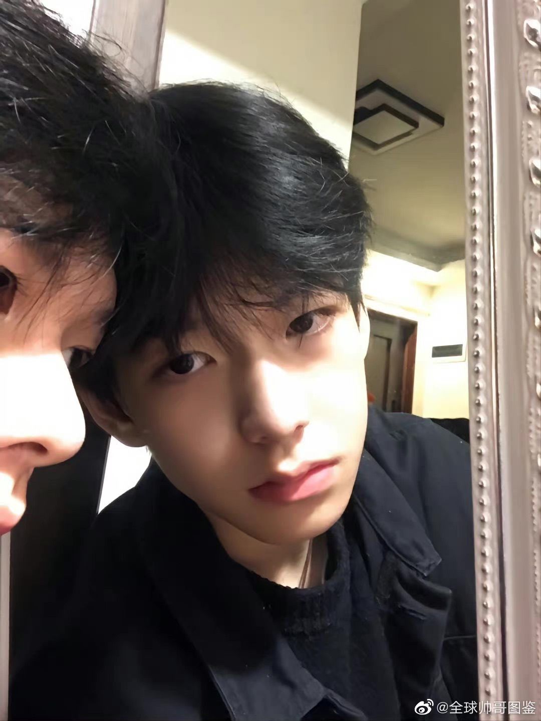 Hình ảnh trai đẹp 17 tuổi thường được chia sẻ như một cách lưu giữ tuổi học trò