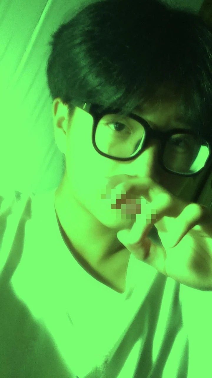 Hình ảnh trai đẹp 17 tuổi che mặt