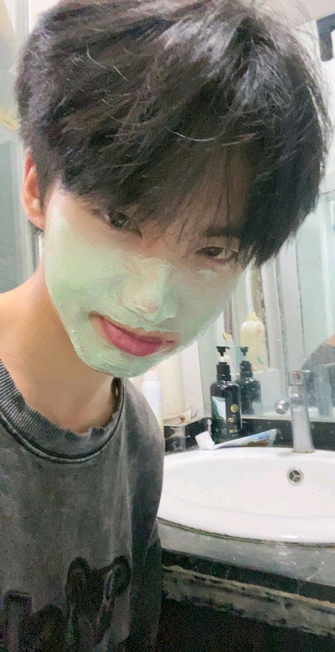 Hình ảnh trai đẹp 17 tuổi tạo nên nhiều phản hồi tích cực từ cư dân mạng trực tuyến