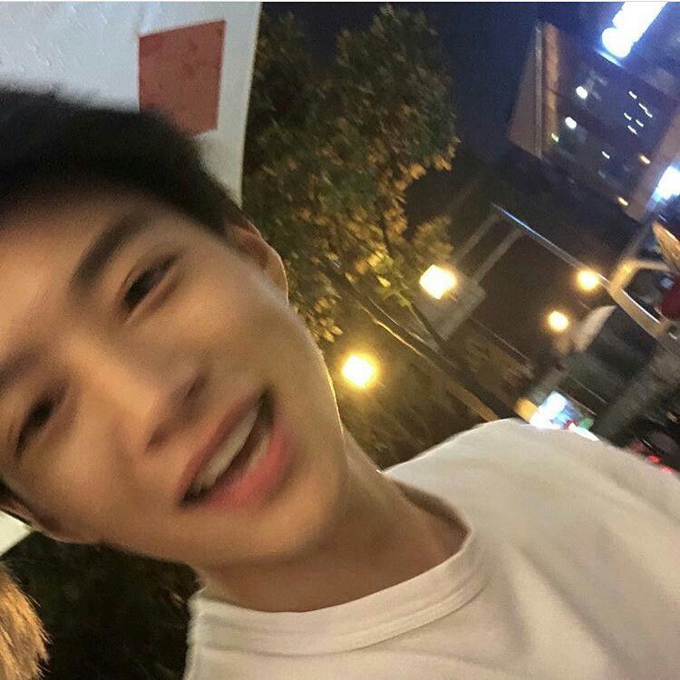 Ảnh trai đẹp 17 tuổi khiến nhiều người liên tưởng đến khoảnh khắc đời thường quen thuộc