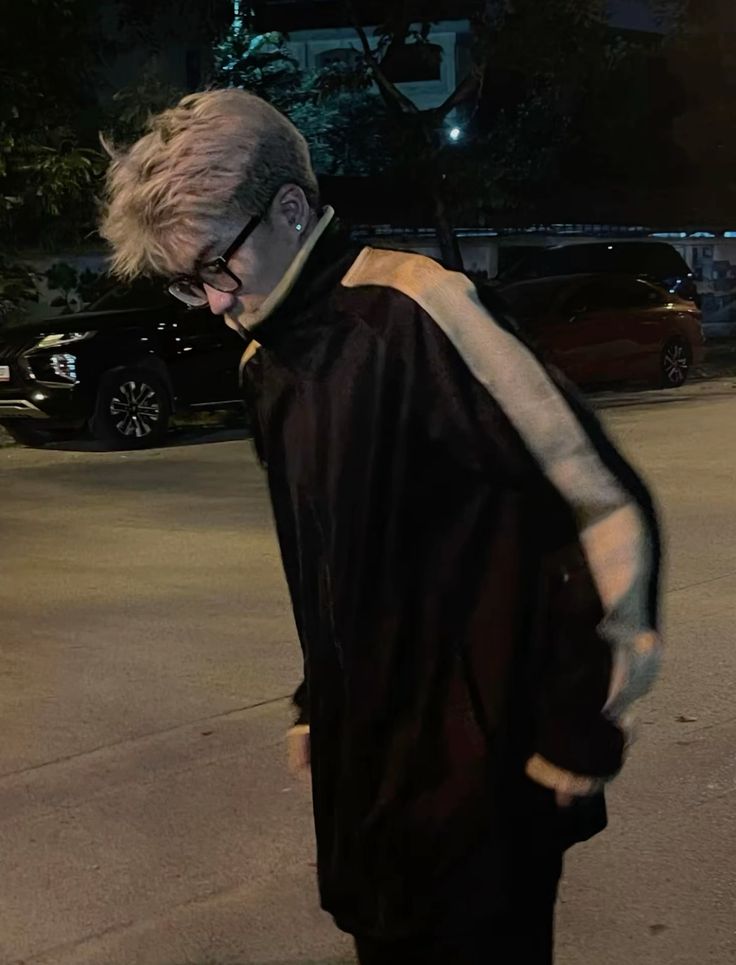 Ảnh con trai 18 tuổi ngày càng phổ biến và được chia sẻ rộng rãi trong cộng đồng mạng