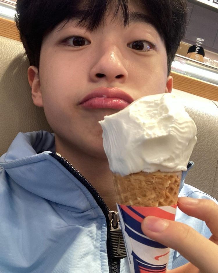 Những bức ảnh trai 18 tuổi nổi bật trên mạng xã hội và nhanh chóng lan truyền rộng rãi