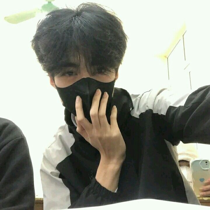 Ảnh trai đẹp 18 tuổi Việt Nam gợi sự tò mò và cuốn hút nhờ phong thái tự nhiên