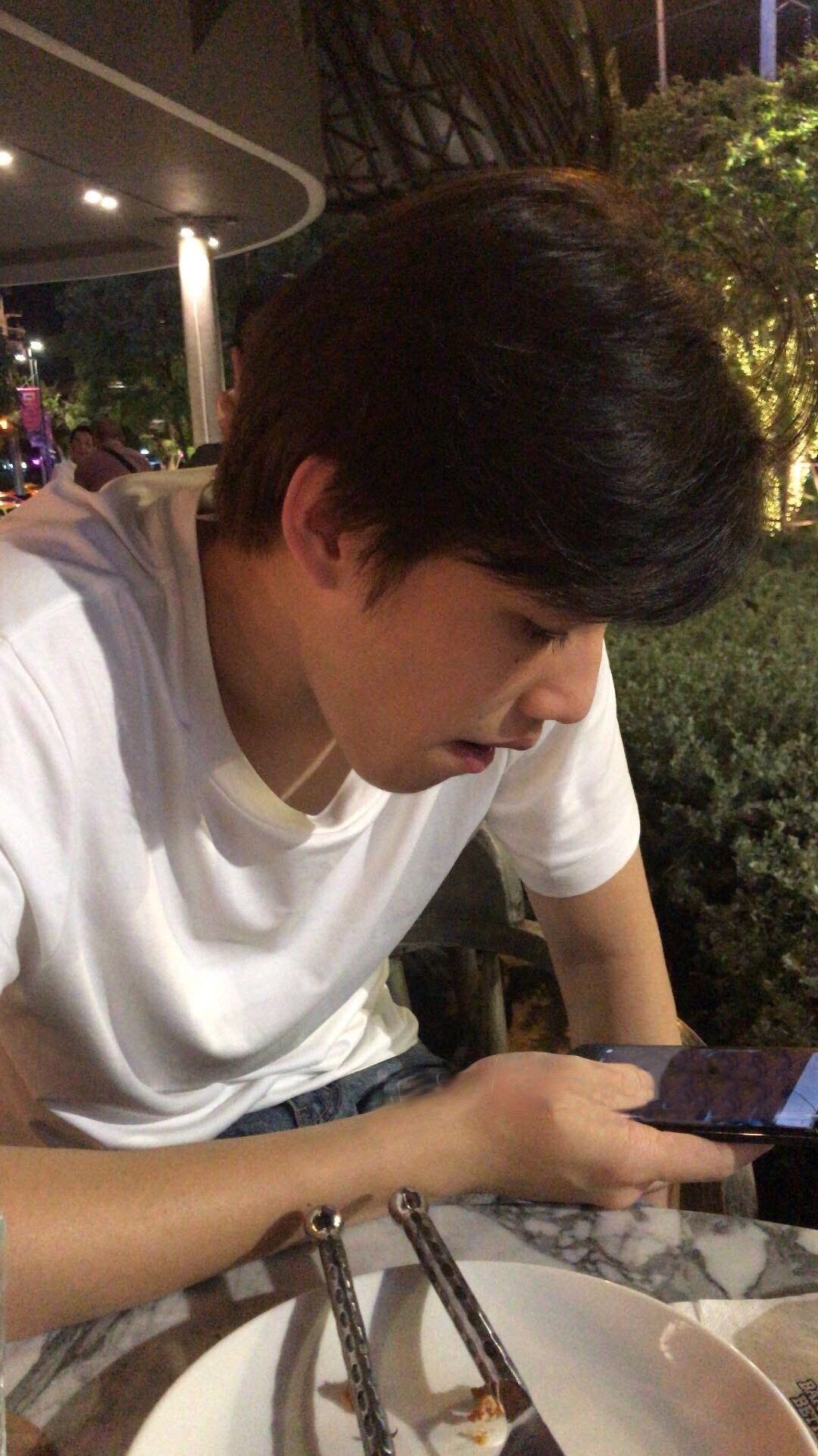 Hình ảnh trai 18 tuổi thường mang lại nét tươi mới và sự trong trẻo dễ nhận ra