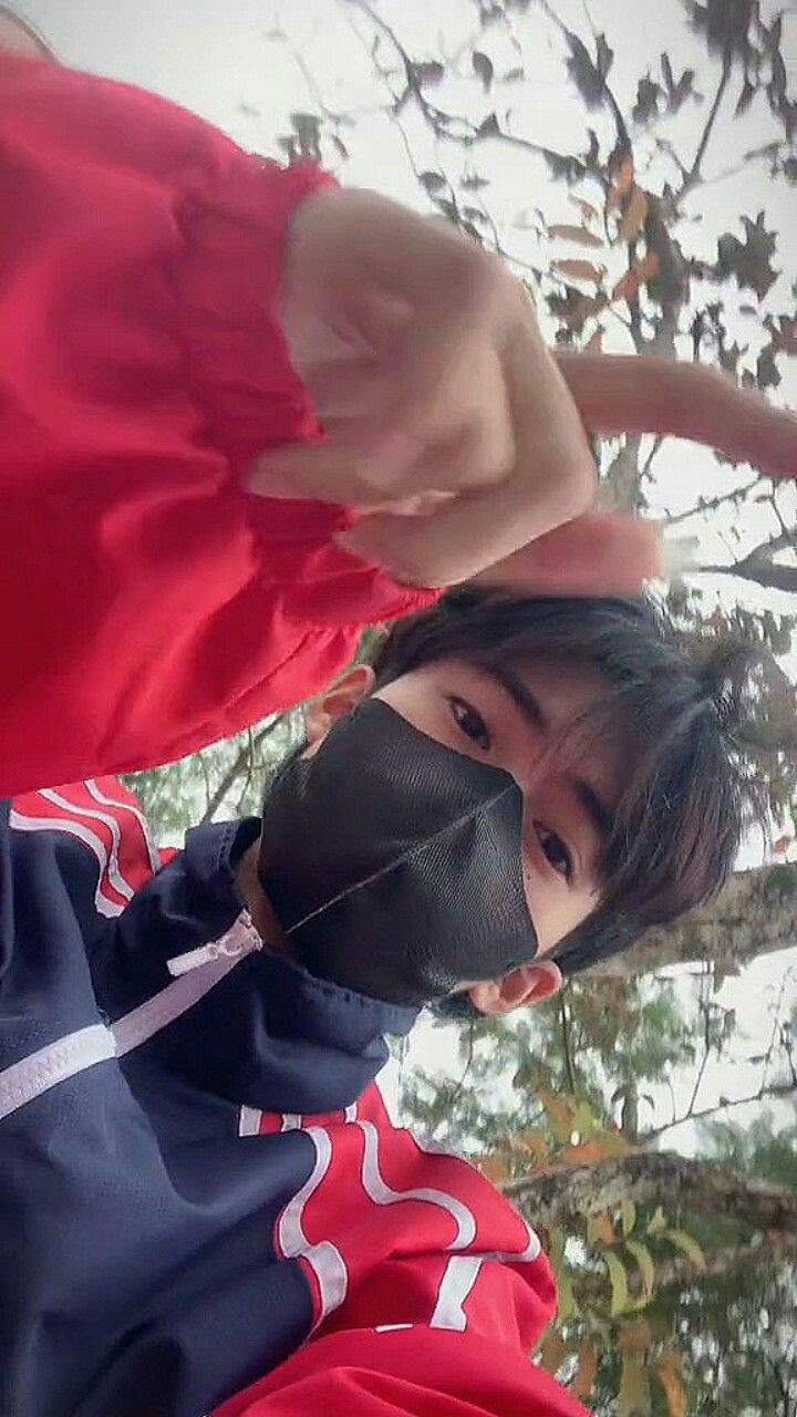 Những bức ảnh trai đẹp 18 tuổi lan truyền nhanh nhờ sự tự nhiên và phong thái thoải mái