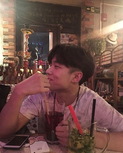 Ảnh trai 18 tuổi thường xuyên xuất hiện trong các nhóm chia sẻ ảnh hot trên mạng