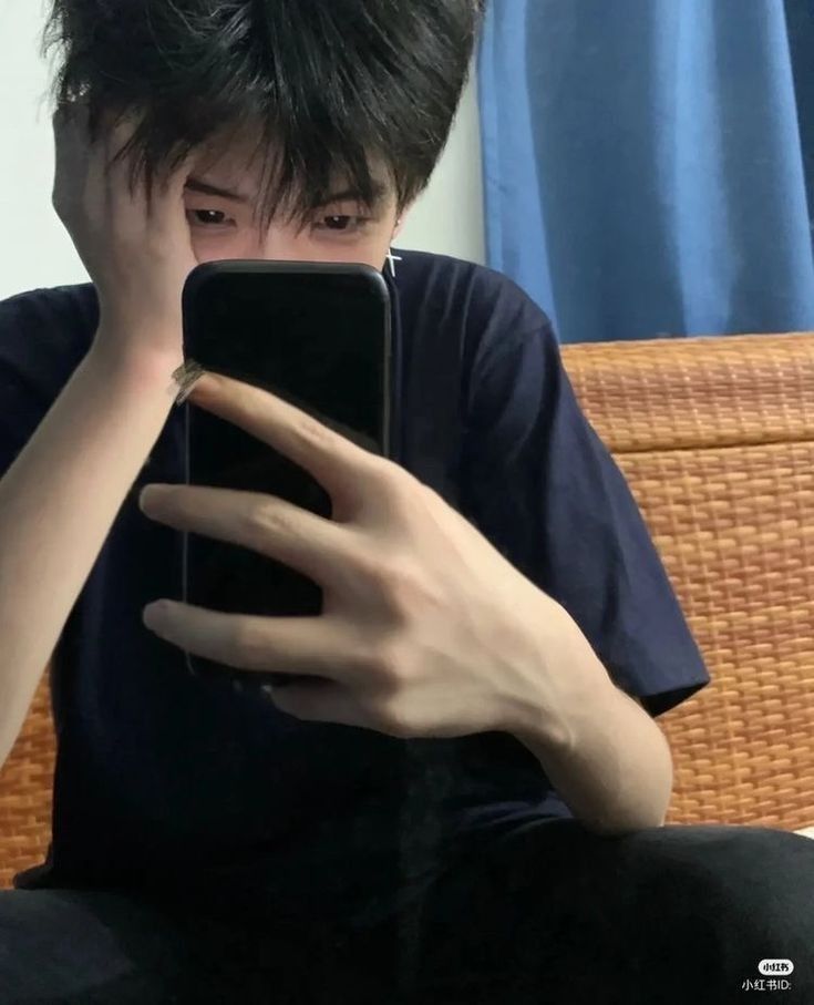 Ảnh trai đẹp 18 tuổi gợi lại hình ảnh vui vẻ và gần gũi của lứa tuổi mới lớn