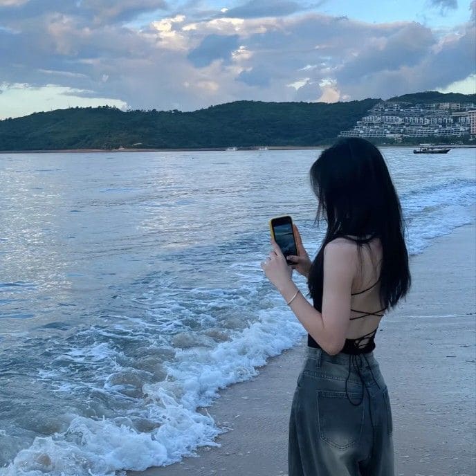 Tư Thế Tạo Dáng Đẹp Khi Chụp Ảnh Từ Phía Sau - Đứng quay lưng nhìn ra biển