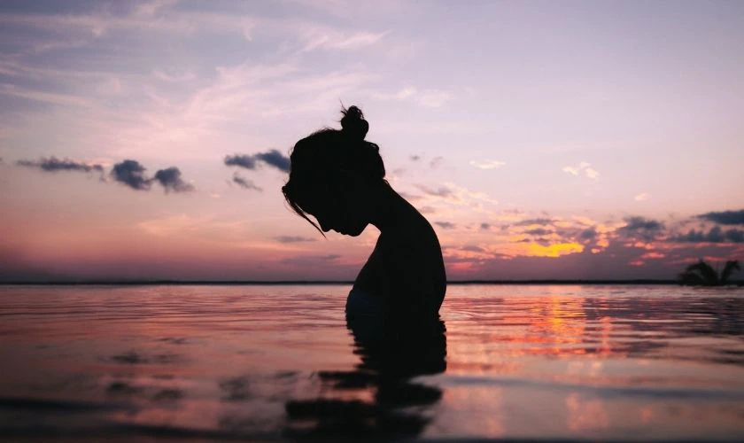 Hình nền buồn nữ cô đơn đắm dưới dòng sông