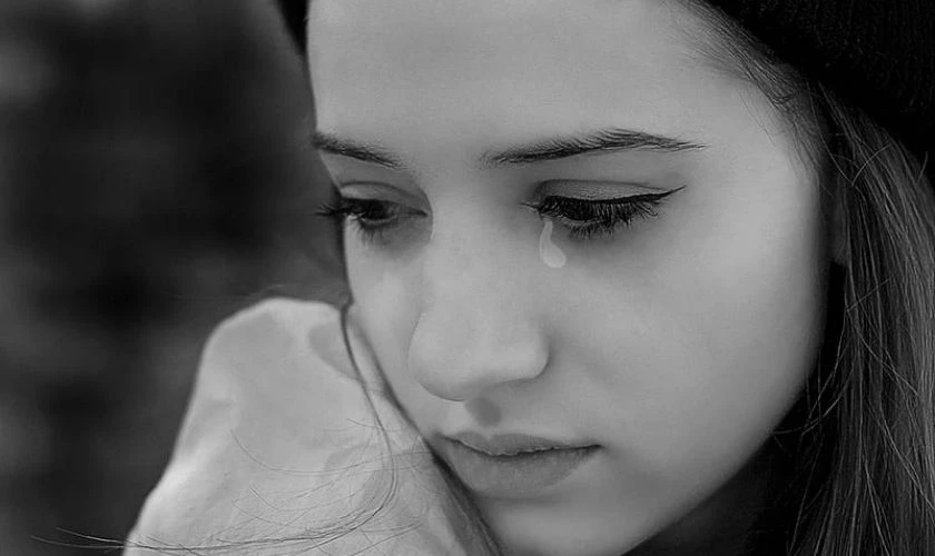 Ảnh nền buồn nữ cô đơn, rơi lệ