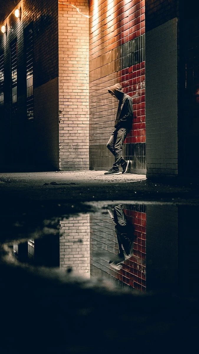 Ảnh nền buồn cô đơn bên bức tường