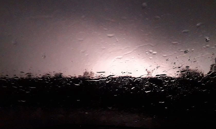 Ảnh nền buồn mưa qua cửa kính