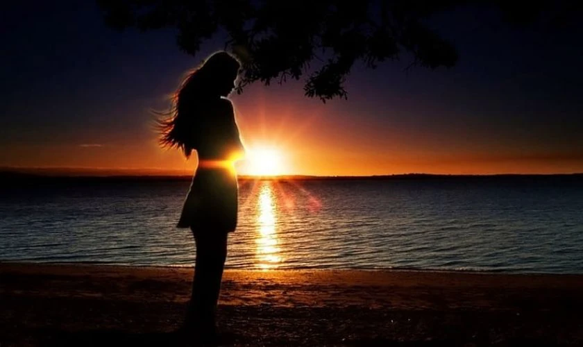 Hình nền buồn cô gái và hoàng hôn