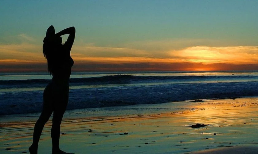 Ảnh nền buồn hoàng hôn bên bãi biển