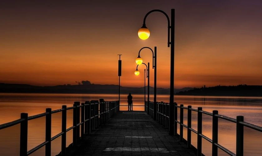 Ảnh nền buồn hoàng hôn bên cây cầu