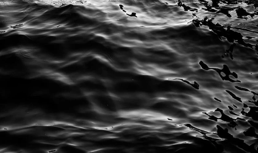 Hình nền buồn cảnh biển đen ngòm