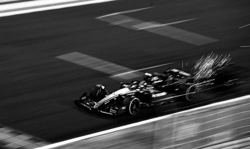 Chiến xe đua lao trên đường