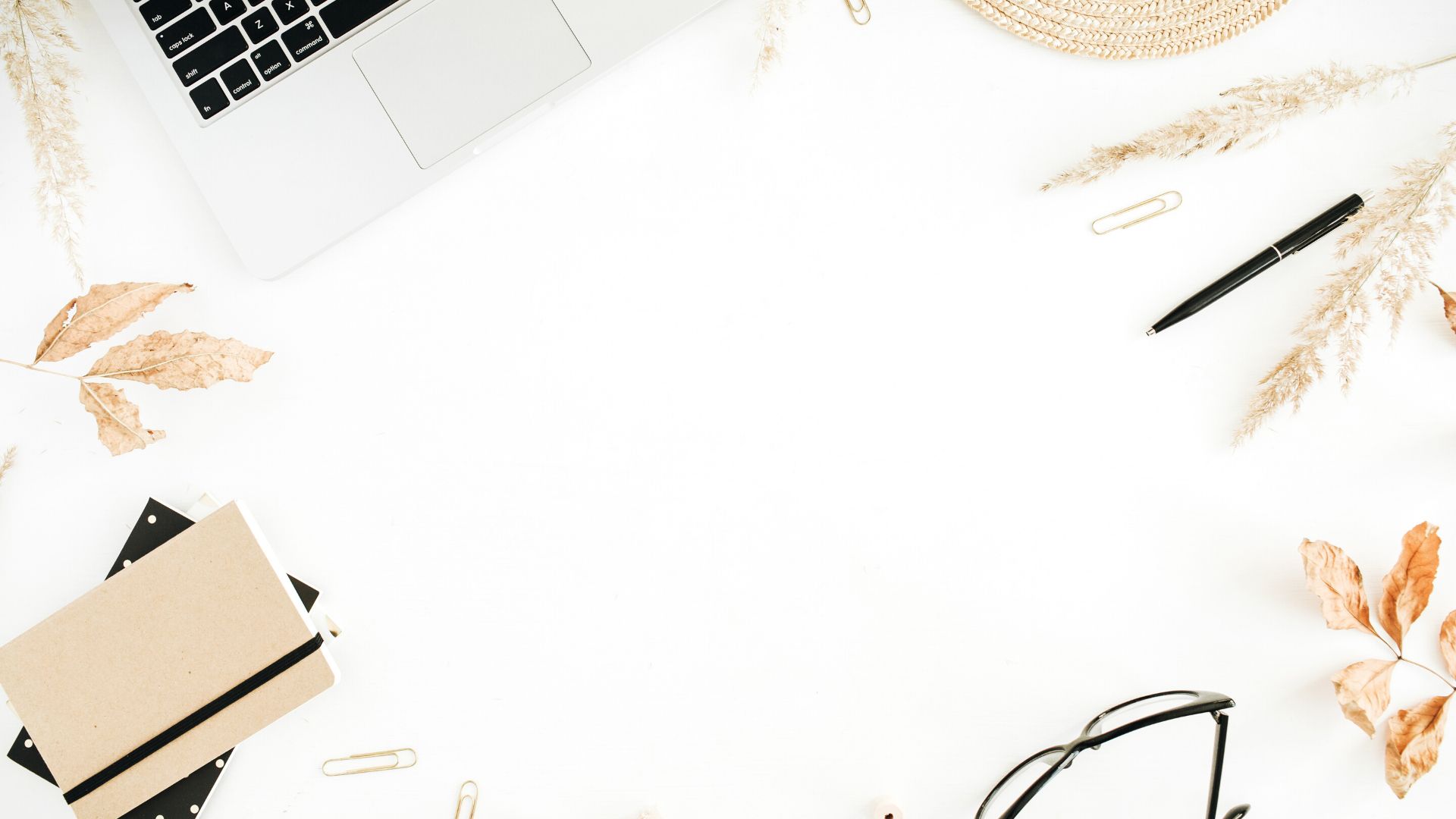 Hình nền powerpoint về học tập có hình laptop