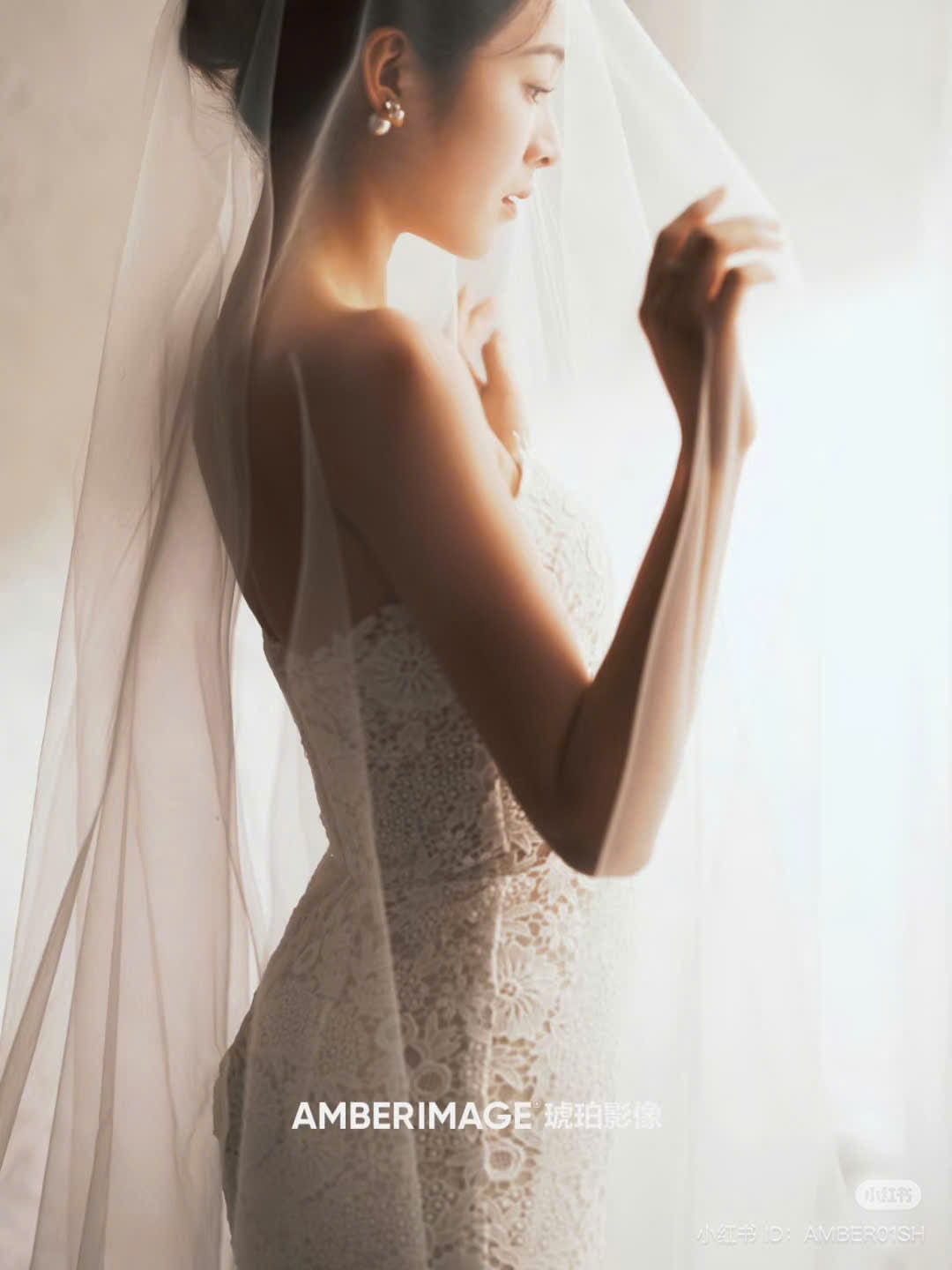 ảnh cô dâu chụp sau lưng