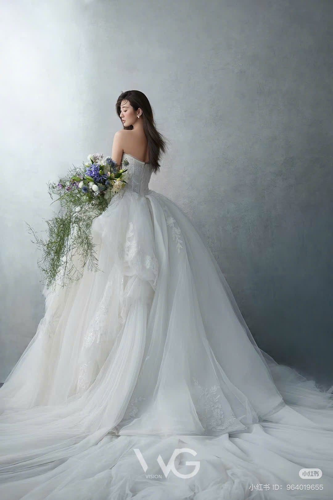 Ảnh cô dâu chụp sau lưng