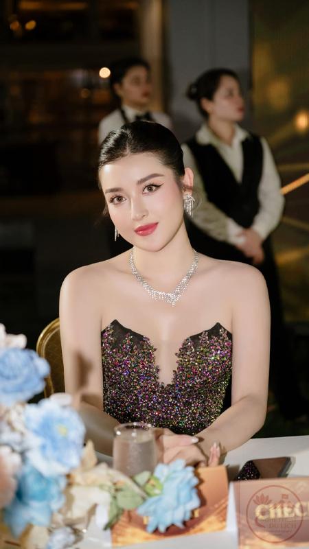 Huyền My bikini
