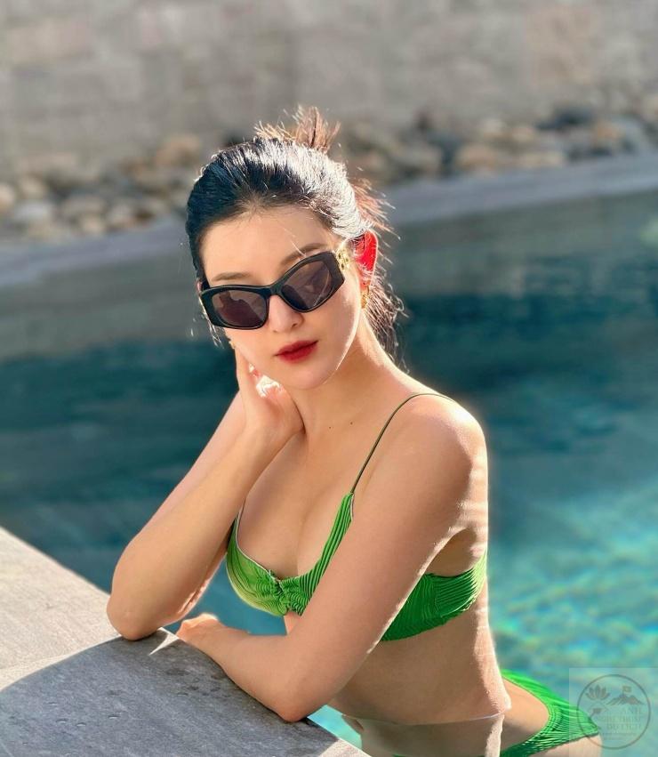 Huyền My bikini