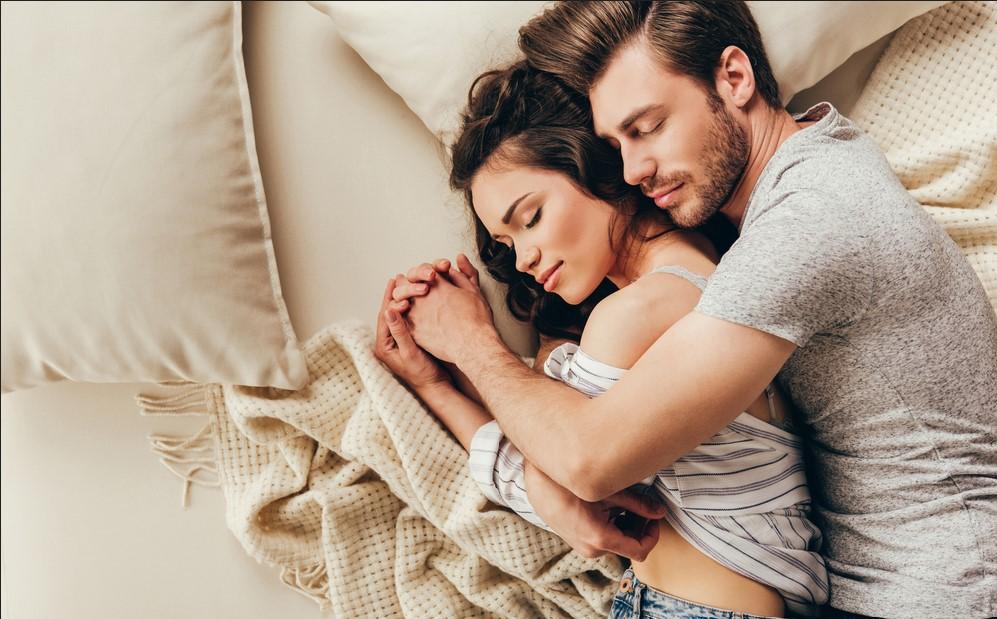 tư thế ôm nhau ngủ kiểu úp thìa