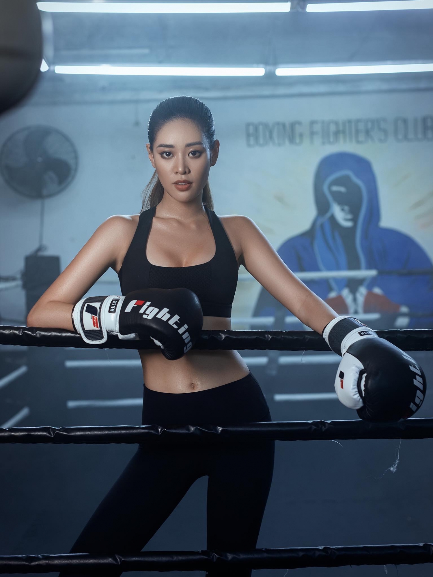 hoa hau khanh van sexy va ca tinh voi hinh tuong boxing girl