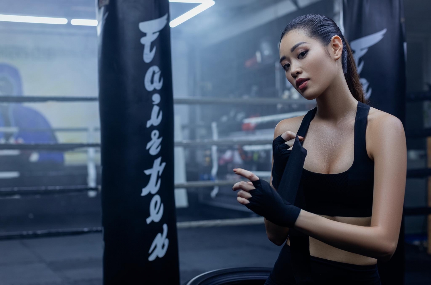hoa hau khanh van sexy va ca tinh voi hinh tuong boxing girl