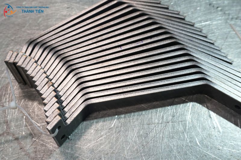 Kim loại cứng nhất Crom - Sắt (Fe)