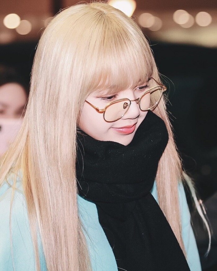 Ảnh Lisa Blackpink đeo kính đáng yêu nhất
