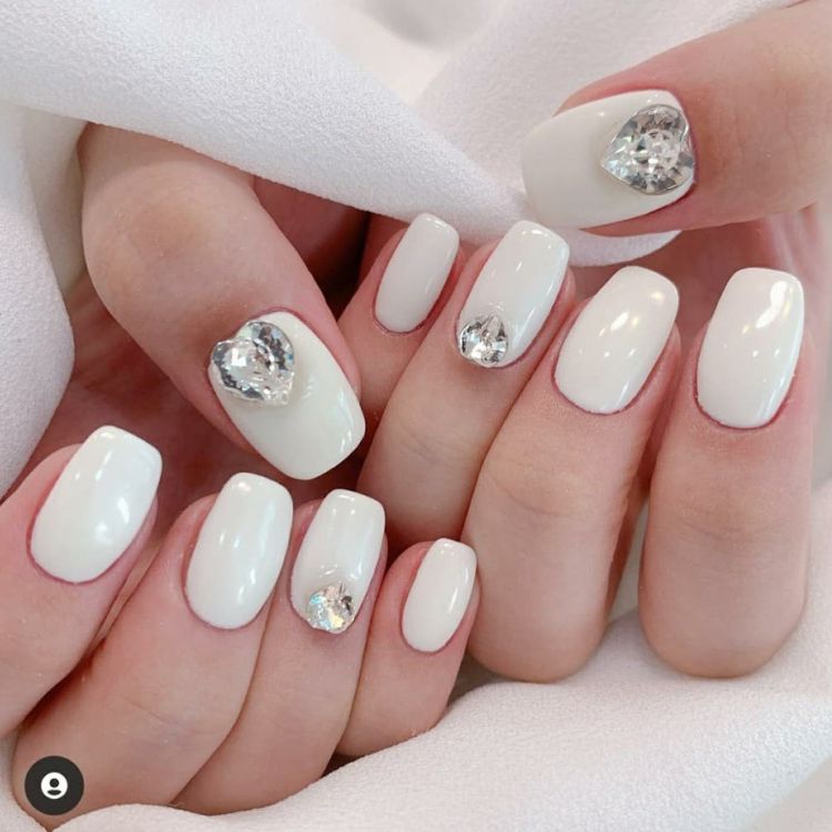 Mẫu móng tay màu trắng