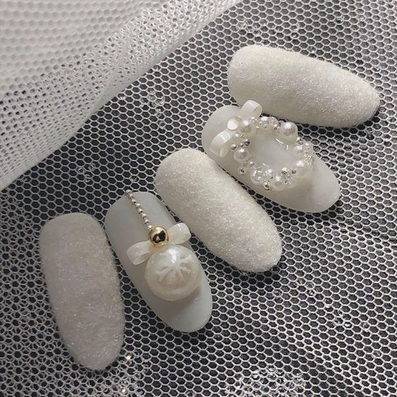 Mẫu nail cô dâu đơn giản kết hợp sắc hồng nhạt nhẹ nhàng