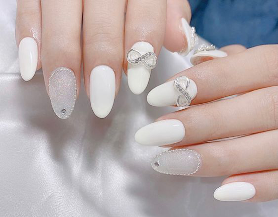 Mẫu nail cô dâu màu trắng điểm tô bằng bông hoa nhỏ xinh