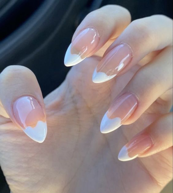 Việc sắp xếp các viên ngọc trai cũng tạo nên điểm nhấn cho bộ móng