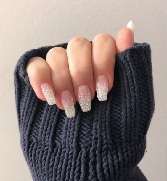 Nail trắng bạc rất sang trọng 