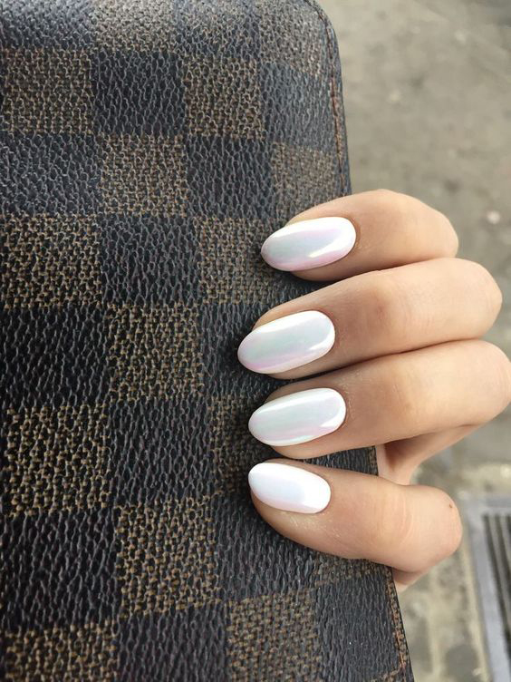 Mẫu nail cô dâu màu trắng sữa rất phù hợp với cô dâu da trắng