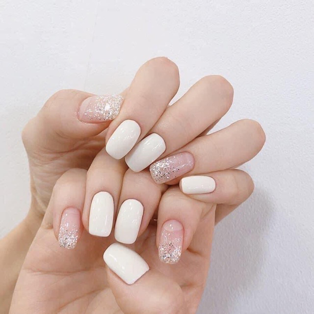 Nail trắng bạc pha chút ánh kim bắt mắt 