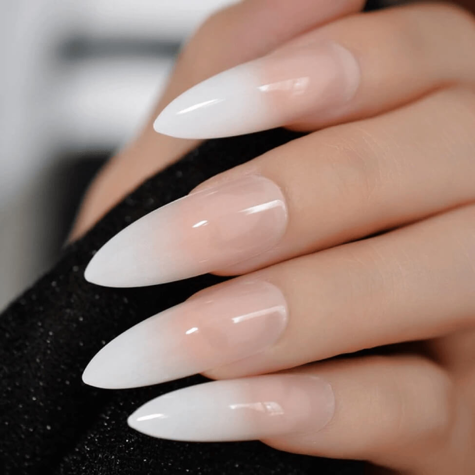 Nail trắng đục với phụ kiện kim cương 