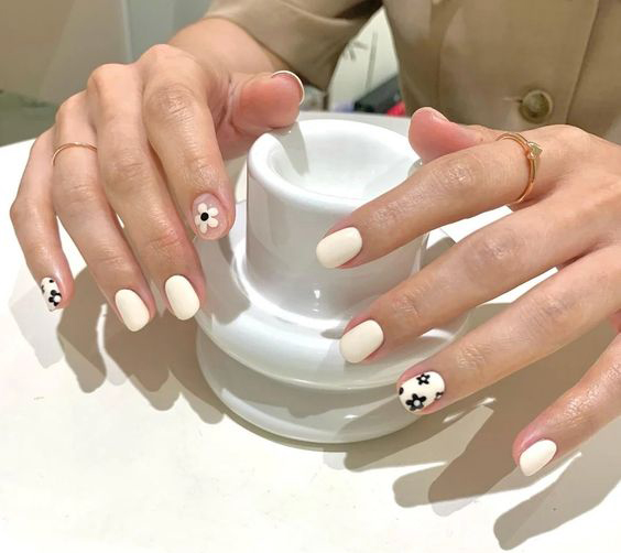 Nail tráng gương màu trắng pha chút ánh tím